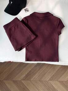 Elamini 女士休闲简约 Polo 领马绣修身 T 恤 + 低腰迷你裙裤套装 - 酒紅色 - 查看 2