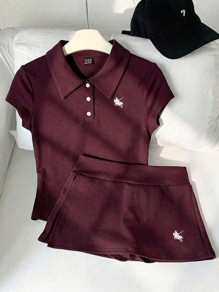 Elamini 女士休闲简约 Polo 领马绣修身 T 恤 + 低腰迷你裙裤套装 - 酒紅色 - 查看 1