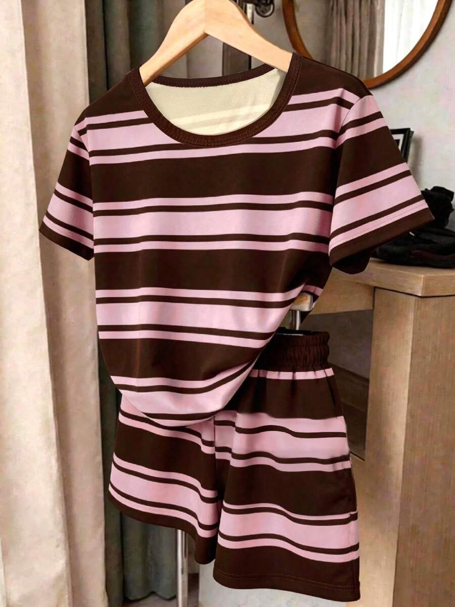 2件組少女字母印花短袖T恤與短褲套裝,休閒簡約圓領套裝,夏季,親子穿搭 - 白色 - 查看 1