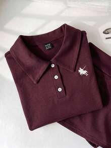 Elamini 女士休闲简约 Polo 领马绣修身 T 恤 + 低腰迷你裙裤套装 - 酒紅色 - 查看 3