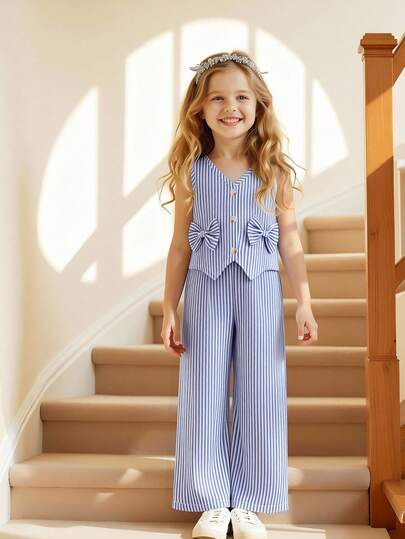 Elladie kids 两件套浅蓝色条纹吊带背心，正面饰有纽扣蝴蝶结，搭配阔腿裤，休闲套装，适合日常、活动、正式场合、返校季穿着。