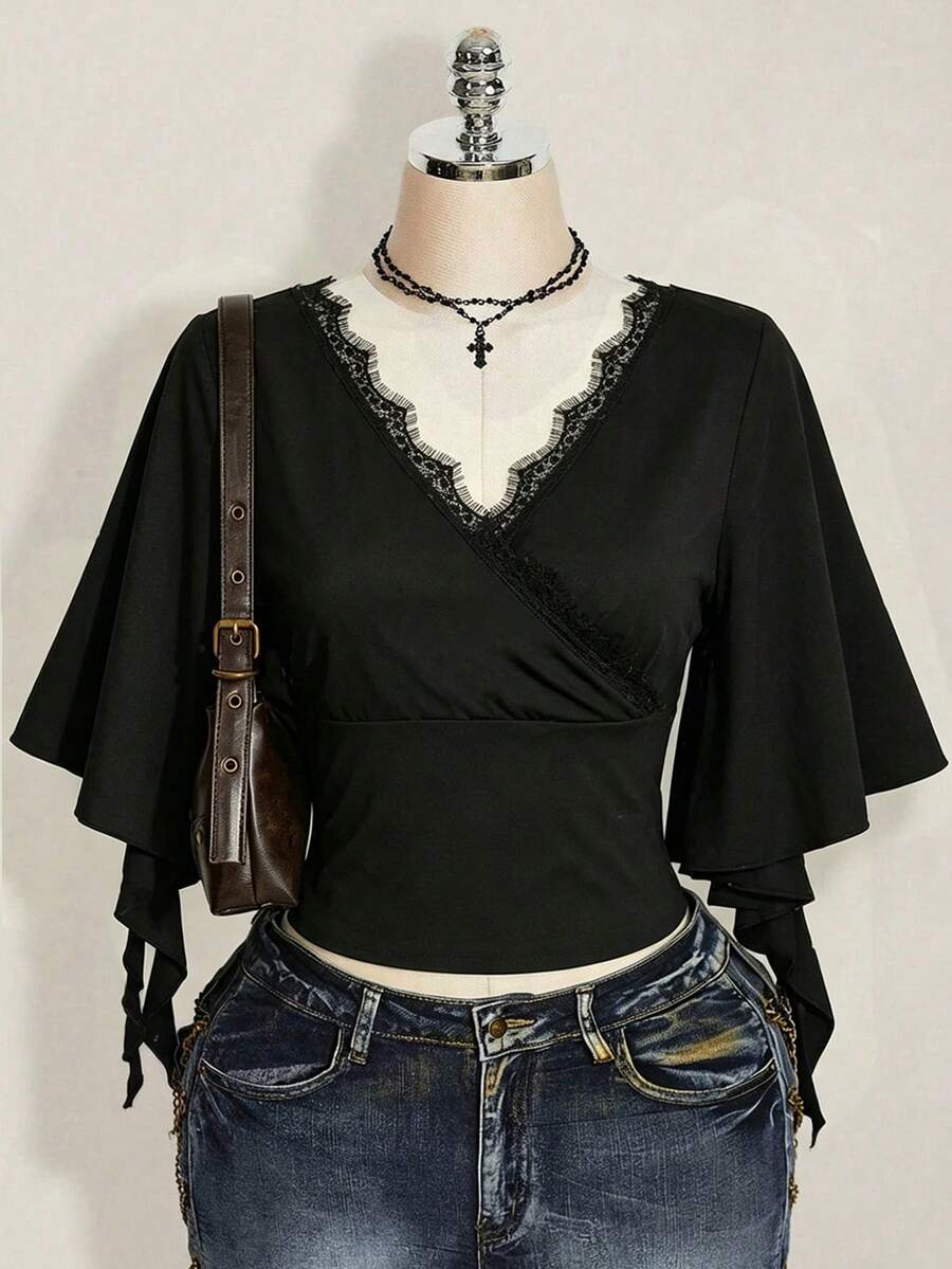 SHEIN ICON 大码女式复古优雅个性性感都市现代时尚休闲Y2K基础百搭蕾丝V领荷叶袖黑色修身T恤，适合音乐节穿着 - 黑色 - 查看 1