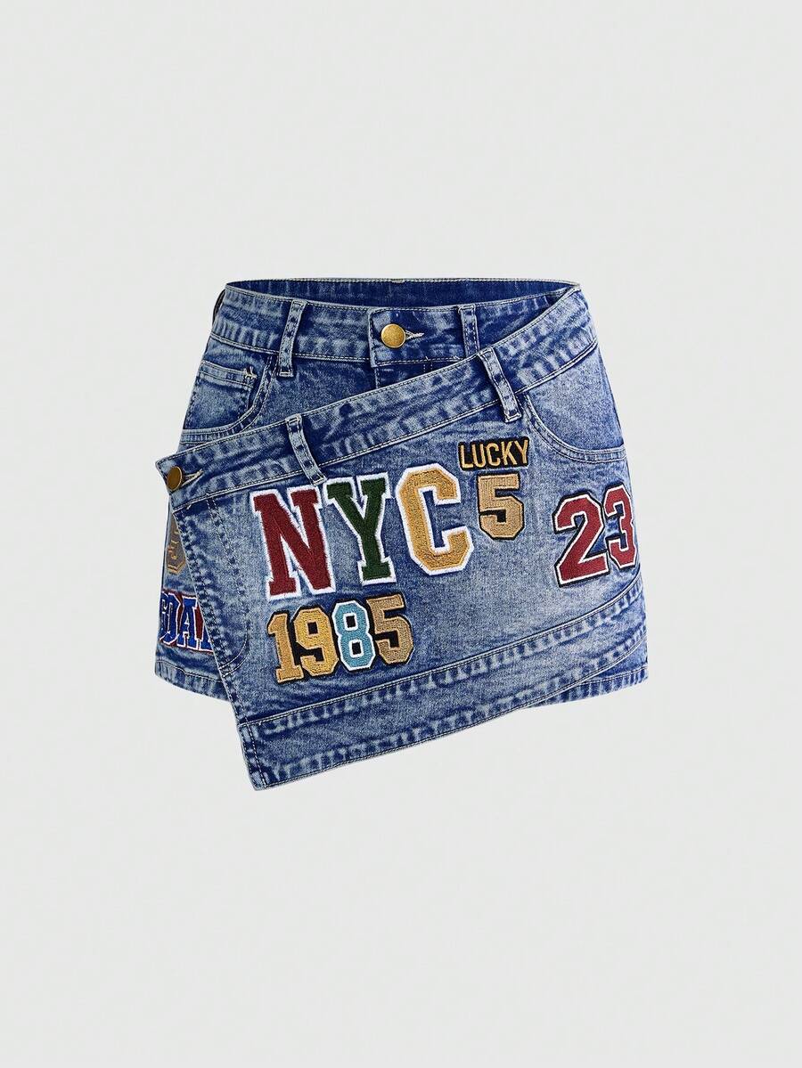 ROMWE Avant Váy denim mini cạp siêu thấp với huy hiệu thể thao nữ thêu số. - Màu xanh lam - Xem 1