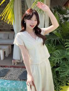 DAZY 女士V领花卉刺绣上衣和阔腿裤休闲两件套家居服套装，夏季女士休闲居家服套装 - 白色 - 查看 9