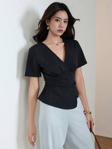 Heiryn Áo sơ mi mùa hè cổ chữ V, xếp ly, vạt áo bất đối xứng, tay ngắn, kẻ sọc, trang trí kim loại. - màu đen - Xem 5