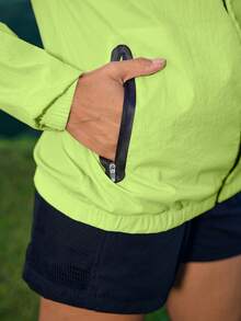 In My Nature Jaket Hujan Luar Ruangan Wanita Warna Hijau Fluorescent dengan Tudung - Hijau - View 6