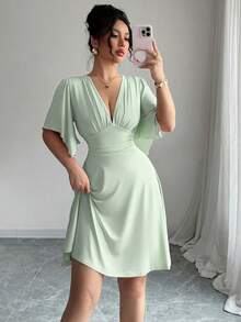 SHEIN Elenzya 新款V领褶皱胸部荷叶边袖子收腰优雅迷你连衣裙，修身显瘦，尽显女性魅力 - 薄荷綠 - 查看 5