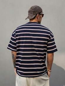 DAZY 男士休闲撞色条纹印花宽松落肩T恤，适合夏季度假和日常通勤 - 藏蓝色 - 查看 2