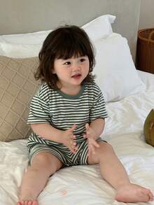 Dazy Kids Bộ đồ ngủ 2 món cho bé gái gồm áo thun dài tay cổ tròn và quần short rộng. - Xám - Xem 4