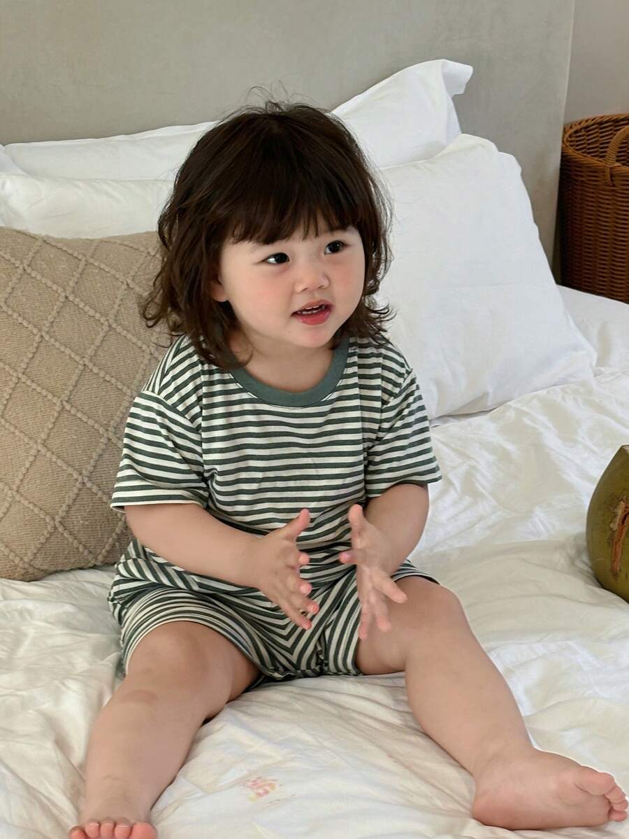 Dazy Kids 女婴圆领长袖T恤和宽松短裤睡衣套装(2件套) - 灰色 - 查看 1