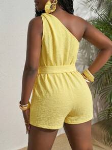 Slaydiva Bộ jumpsuit phong cách Tây Ban Nha/Boho mới mùa Xuân/Hè, thích hợp cho các lễ hội âm nhạc, lễ Phục Sinh, Nashville, tiệc sinh nhật, lễ tốt nghiệp, trang phục học sinh, mặc hàng ngày, kỳ nghỉ, du lịch biển, tắm nắng. Thiết kế lệch vai, thắt eo xoắn, chất liệu vải có họa tiết, dây buộc eo, tôn dáng, màu trắng, dành cho nữ. - Vàng nhạt - Xem 2
