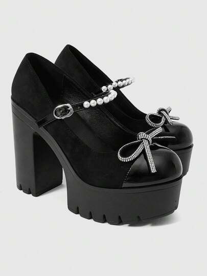 ROMWE Kawaii Giày cao gót đế xuồng mũi tròn phong cách Gothic dành cho nữ, chất liệu da bóng, điểm nhấn là nơ pha lê gợi cảm và dây đeo đính ngọc trai, một lựa chọn thời trang cho các câu lạc bộ đêm, tiệc tùng và kỳ nghỉ.