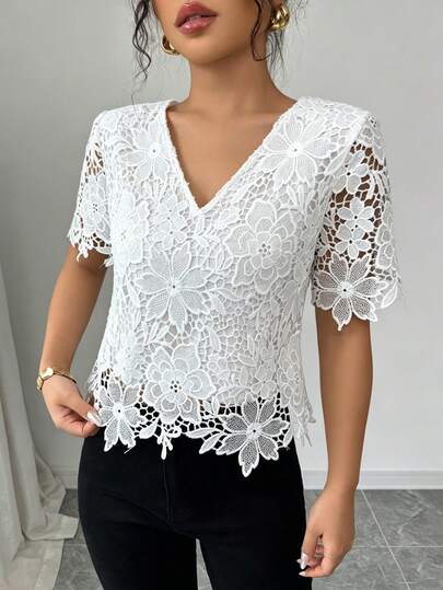 Elenzga Blouse ample en dentelle blanche à col V et manches courtes pour femmes, élégante pour la Saint-Valentin, la Fête du Travail, la rentrée scolaire, la tenue d'enseignant, les occasions formelles, les sorties, la photographie de rue, le Top à manches courtes d'été, la chemise d'été, l'article de mode d'été, la conception de niche, la blouse en dentelle polyvalente à manches courtes