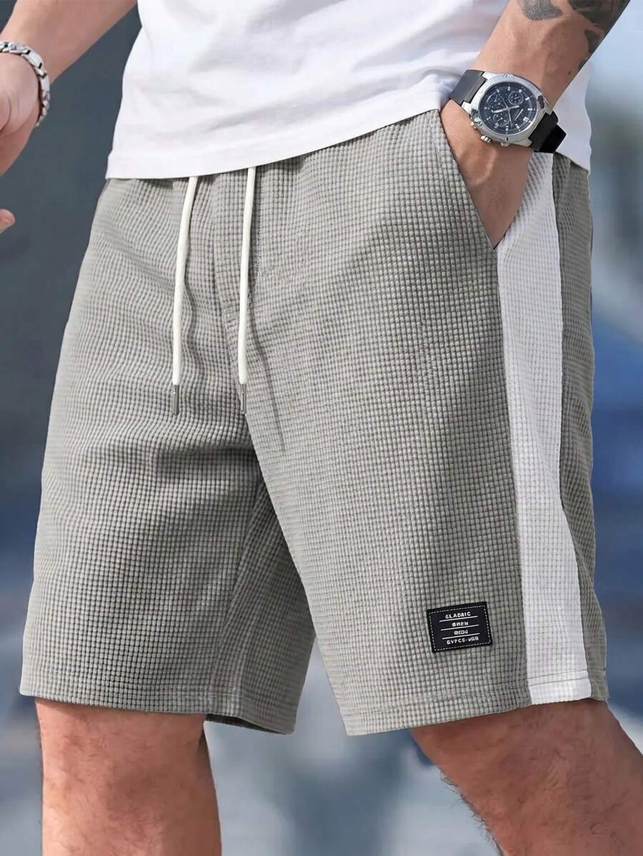 Sorvial Pantalones cortos deportivos casuales para hombres con cordón en la cintura y parche con letras de color contrastante - Gris - Ver 1