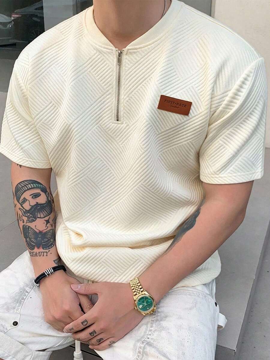 DAZY Camiseta blanca de manga corta para hombre con cuello redondo, media cartera y diseño de etiqueta en tela texturizada - Blanco - Ver 1