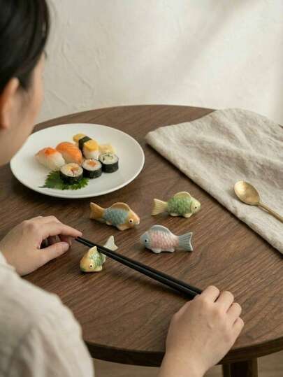 Cirelle 1 Giá đỡ đũa bằng gốm hình cá vàng kiểu Nhật, vật trang trí bàn ăn hình cá nhiệt đới độc đáo, giá đựng đũa hình cá Koi, gối đỡ đũa khách sạn và giá đỡ đũa. Thích hợp cho gia đình, nhà hàng, nhà hàng châu Á, khách sạn và các bữa tiệc. Quà tặng tân gia, đạo cụ chụp ảnh và quà tặng ngày lễ.