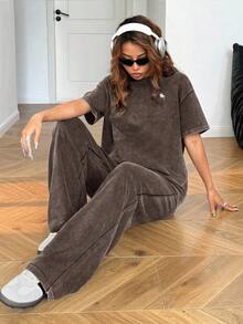 SHEIN EZwear 女士水洗棕色马匹印花T恤和裤子两件套，休闲装，适合外出、街头风、健身、时尚、音乐节、返校季等场合。 - 棕色 - 查看 3