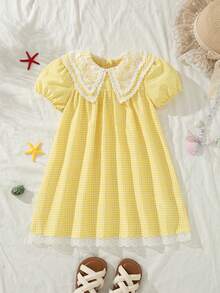 Elladie kids 1件女童夏季新款蕾丝彼得潘领花卉饰边后背纽扣黄色格子面料花瓣袖娃娃裙，蕾丝下摆，简约百搭乡村度假风儿童连衣裙 - 黃色 - 查看 3