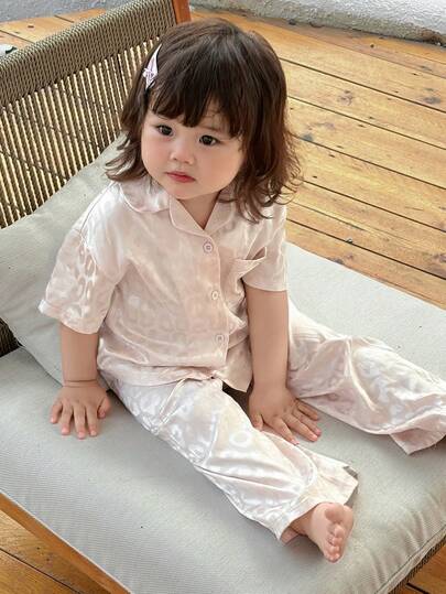 Dazy Kids Bộ đồ ngủ ngắn tay và quần họa tiết tối giản cho bé gái
