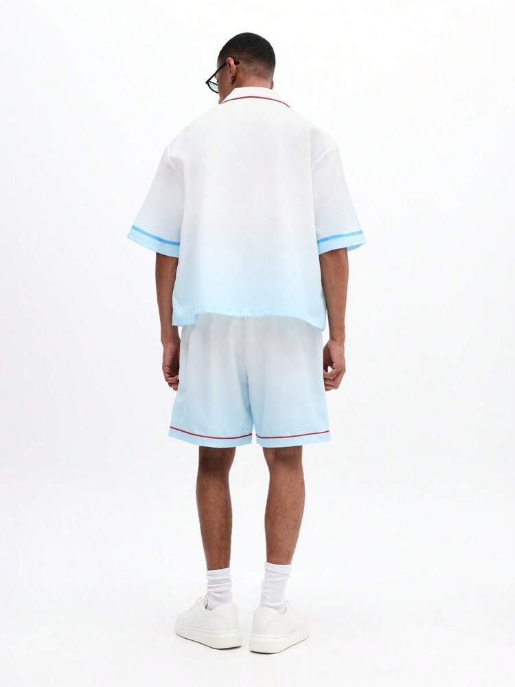 Ensemble coordonné chemise boutonnée dégradé et short coupe boîte. Tenue d'été pour les vacances. Deux pièces, collection décontracté homme, coupe décontractée