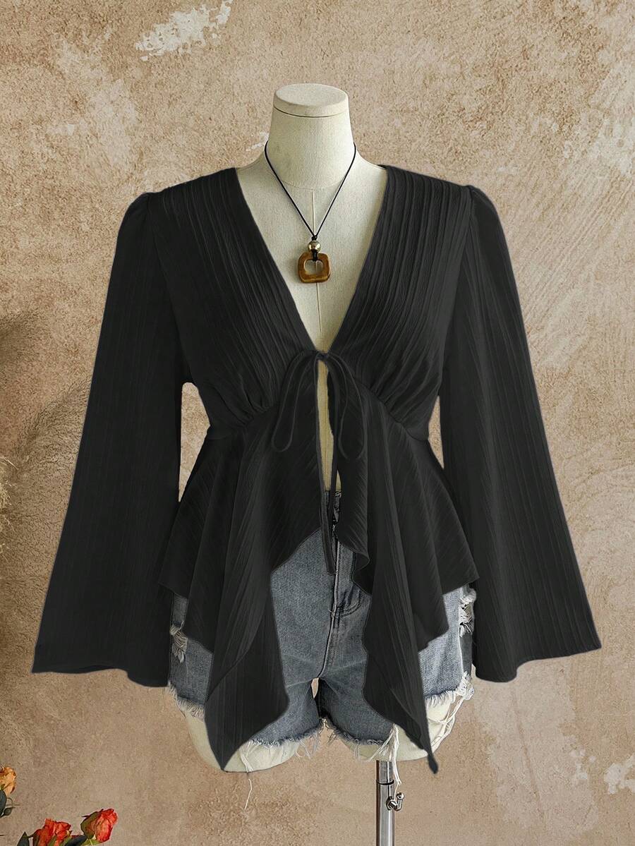 Soleia Ropa de vuelta al colegio y vacaciones para mujer talla grande, blusa de manga larga con cuello en V, textura blanca y volantes en el bajo - Negro - Ver 1