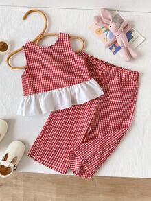 Cozy Pixies Bộ đồ 2 món cho bé gái: áo vest và quần dệt kẻ caro phối trắng với viền hoa. - Đỏ và trắng - Xem 6