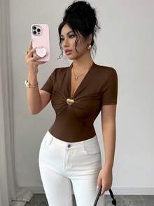 SHEIN Raffinéa Camiseta feminina sexy de manga comprida com decote em V e estampa de coração em metal vermelho, perfeita para o Dia dos Namorados (início da primavera). - Castanho - Ver 3