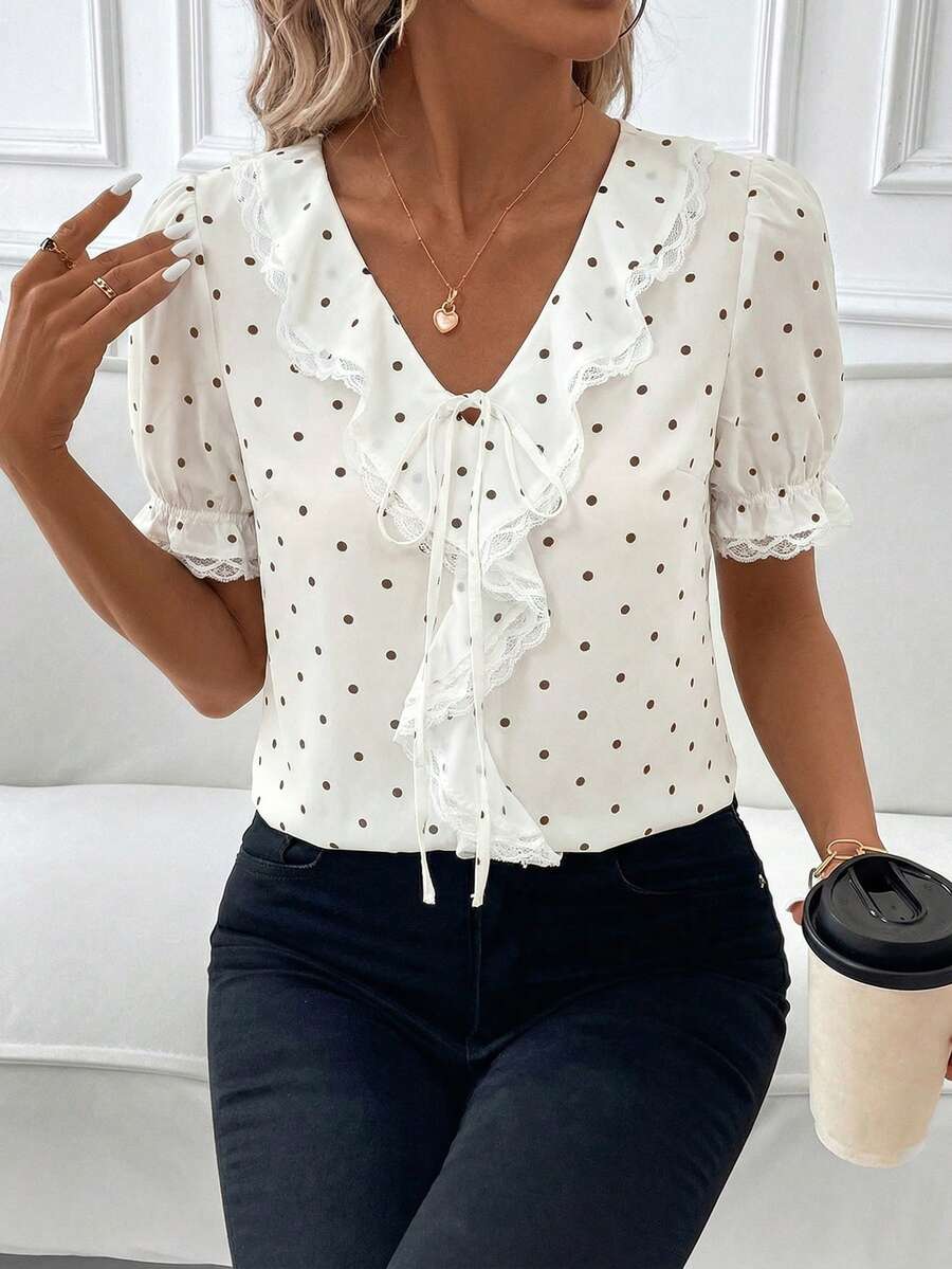 SHEIN Clasi 新品襯衫領女版上衣，蕾絲縫線短袖搭配荷葉邊飾邊與領結設計，對比色荷葉邊拼接，簡約休閒優雅通勤與茶會必備 Z65c7 碼女裝折扣 Yk2k 上衣 Zanzea 女款襯衫拉鍊上衣 白色與黑色波點夏季上衣 - 彩色 - 查看 1