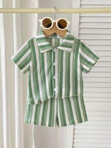 Vintaside Kids Bộ đồ hai mảnh cho bé trai gồm áo sơ mi ngắn tay cổ bẻ kẻ sọc tương phản màu mơ và kaki đen, cùng quần short, thích hợp cho mùa xuân và mùa hè, mang phong cách cổ điển và học thuật. Những đường kẻ sọc tương phản cổ điển và chất liệu vải jacquard có độ dày vừa phải. Các nút cài giúp dễ dàng mặc và cởi. Bộ đồ phù hợp cho các hoạt động hàng ngày như đi học, dạo phố, thư giãn tại nhà, dự tiệc và các sự kiện mùa hè. - màu xanh lá - Xem 1