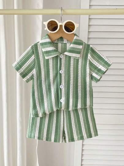 Vintaside Kids 这款男童两件套包含杏色、卡其色和黑色撞色条纹翻领短袖衬衫上衣和短裤，适合春夏穿着，展现复古学院风时尚感。经典的撞色条纹和提花面料厚度适中。纽扣开合设计，方便穿脱。适合日常上学、街头穿搭、居家休闲、参加派对和夏季活动等各种场合。