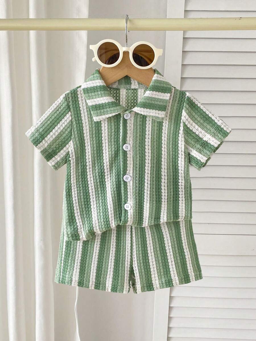 Vintaside Kids Bộ đồ hai mảnh cho bé trai gồm áo sơ mi ngắn tay cổ bẻ kẻ sọc tương phản màu mơ và kaki đen, cùng quần short, thích hợp cho mùa xuân và mùa hè, mang phong cách cổ điển và học thuật. Những đường kẻ sọc tương phản cổ điển và chất liệu vải jacquard có độ dày vừa phải. Các nút cài giúp dễ dàng mặc và cởi. Bộ đồ phù hợp cho các hoạt động hàng ngày như đi học, dạo phố, thư giãn tại nhà, dự tiệc và các sự kiện mùa hè. - màu xanh lá - Xem 1