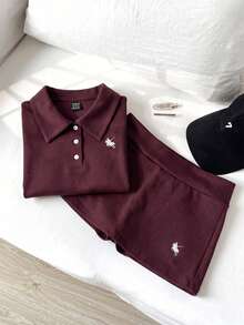 Elamini 女士休闲简约 Polo 领马绣修身 T 恤 + 低腰迷你裙裤套装 - 酒紅色 - 查看 6