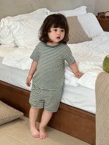Dazy Kids Bộ đồ ngủ 2 món cho bé gái gồm áo thun dài tay cổ tròn và quần short rộng. - Xám - Xem 5