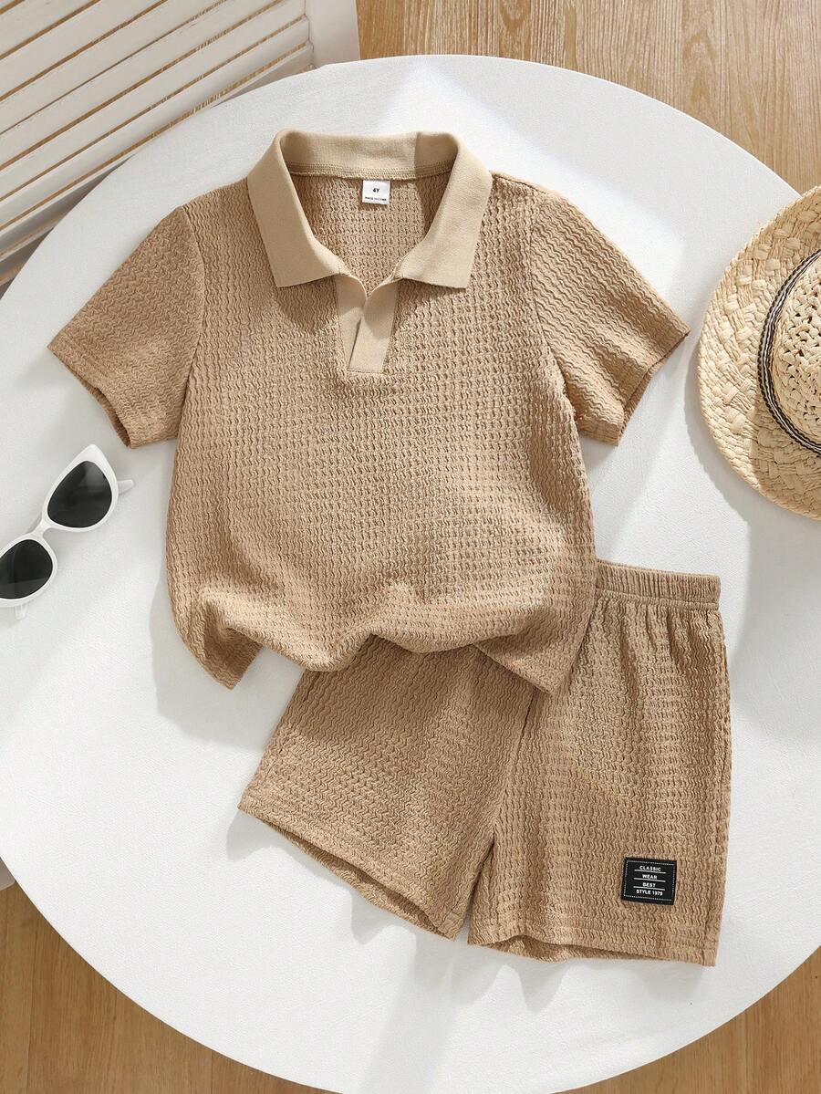 SHEIN 两件套儿童男童舒适休闲度假风纹理面料 Polo 衫，带领拉链，搭配纹理面料短裤，适合户外玩耍、街头摄影、派对、城市漫步