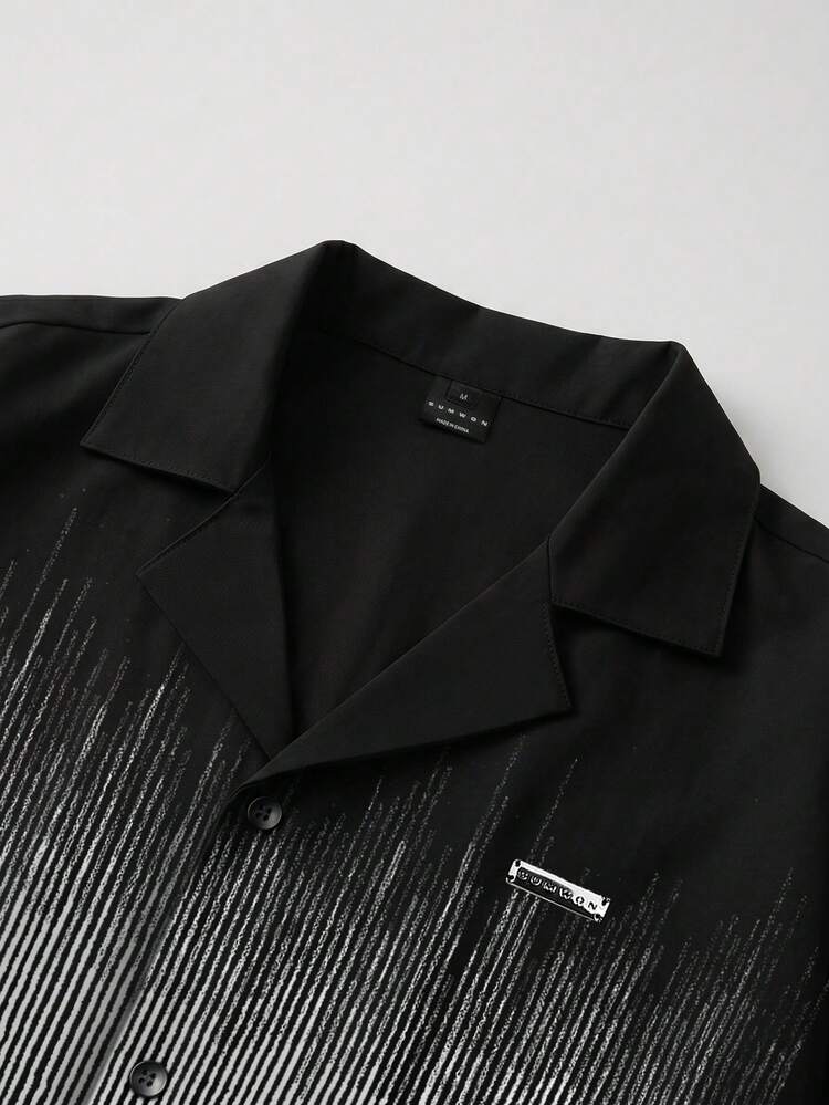 Męska koszula z krótkim rękawem i guzikami w pionowe paski metaliczne, czarno-srebrna, letnia, casualowa, z kołnierzykiem o regularnym kroju