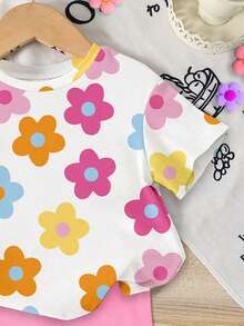 SHEIN Playful Pals 女婴可爱碎花印花套装，包括一件休闲碎花短袖圆领上衣和一条配套的修身骑行短裤，适合春夏季节、上学、可爱夏日女童装扮，韩版风格，夏季外出，女童夏季服装 - 彩色 - 查看 4