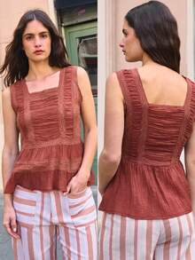 Nöista 这款无袖上衣采用锈棕色，配有优雅的方形领口和荷叶边肩带。胸部采用褶皱设计，下摆呈荷叶边。非常适合晚宴、活动、日常时尚穿着、泳池边的午后时光、海边漫步、度假、音乐节、假日装扮、泳池造型、春季、日落造型和海滩装扮。 - 棕色 - 查看 4