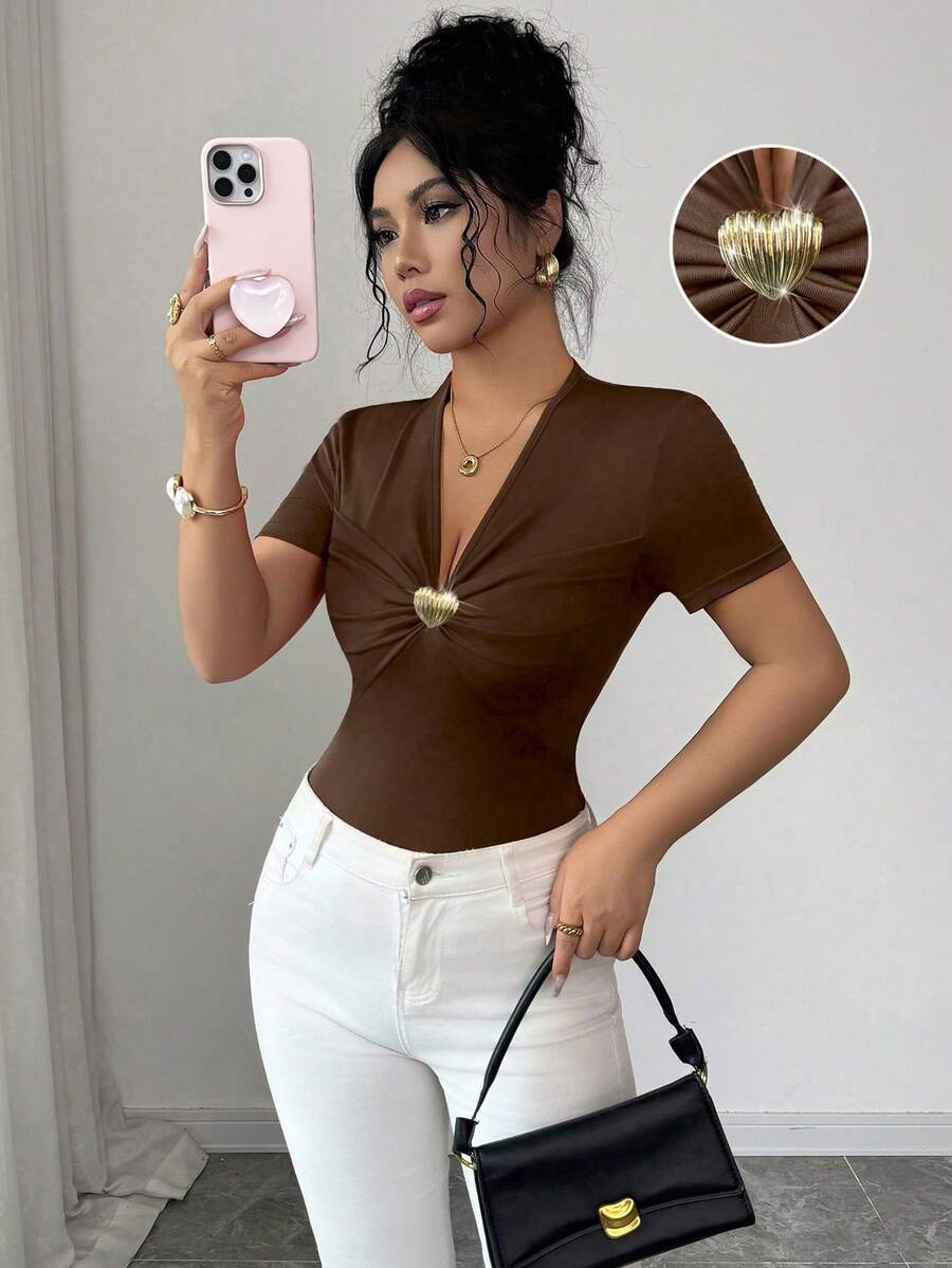 SHEIN Raffinéa Camiseta feminina sexy de manga comprida com decote em V e estampa de coração em metal vermelho, perfeita para o Dia dos Namorados (início da primavera). - Castanho - Ver 1
