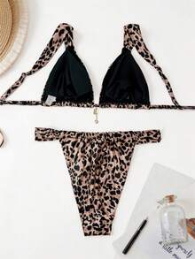 SHEIN Swim Curve 大尺碼女款兩件式豹紋泳衣套裝，粉色吊飾三角杯比基尼搭配高衩短褲，夏季海灘度假性感風 - 棕色 - 查看 2