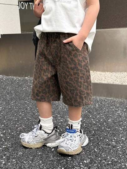 SHEIN Quần short denim dáng rộng, cạp chun, túi xéo, họa tiết da báo dành cho bé trai.