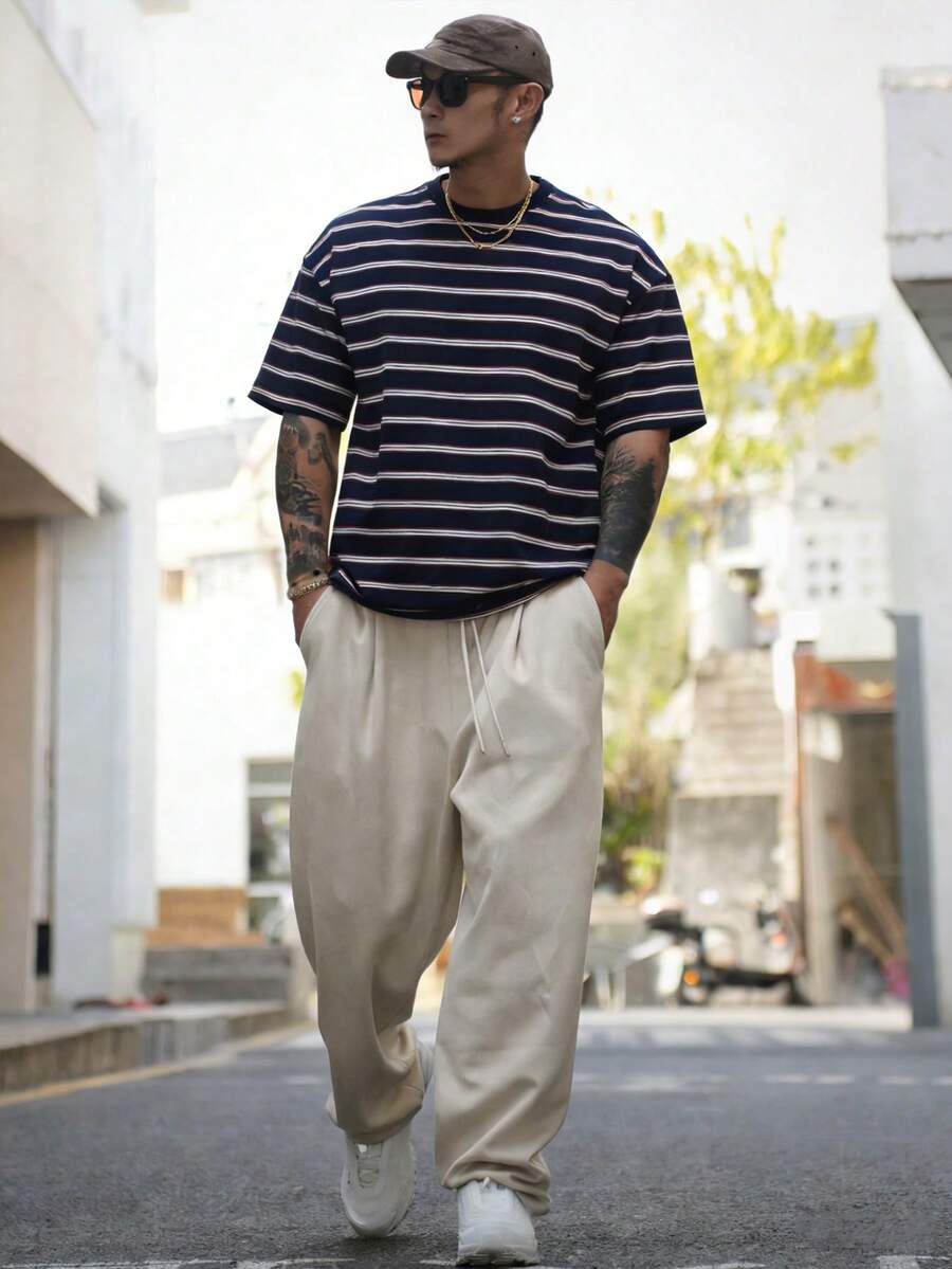 DAZY 男士休闲撞色条纹印花宽松落肩T恤，适合夏季度假和日常通勤 - 藏蓝色 - 查看 1