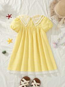 Elladie kids 1件女童夏季新款蕾丝彼得潘领花卉饰边后背纽扣黄色格子面料花瓣袖娃娃裙，蕾丝下摆，简约百搭乡村度假风儿童连衣裙 - 黃色 - 查看 2