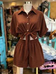 NostaNoir Camisa de manga corta con cuello, abertura frontal y cintura con lazo en unicolor + Pantalones cortos casuales de cintura elástica en tela texturizada de unicolor, conjunto de 2 piezas para mujer, adecuado para primavera/verano, elegante y casual, moda versátil para uso diario - Óxido marrón - Ver 1