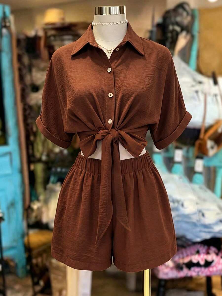 NostaNoir Camisa de manga corta con cuello, abertura frontal y cintura con lazo en unicolor + Pantalones cortos casuales de cintura elástica en tela texturizada de unicolor, conjunto de 2 piezas para mujer, adecuado para primavera/verano, elegante y casual, moda versátil para uso diario - Óxido marrón - Ver 1