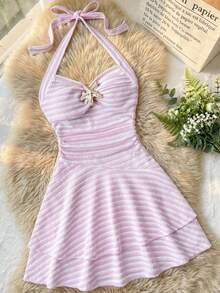 SHEIN Đầm trẻ em gái tuổi teen mùa xuân hè mới, thích hợp cho kỳ nghỉ biển. Chất liệu vải dệt thanh lịch, cổ yếm buộc dây phía trước, xếp ly trang trí kim loại, chân váy xếp tầng bồng bềnh, kiểu dáng mini đáng yêu, màu hồng, kẻ sọc. - Hồng - Xem 6