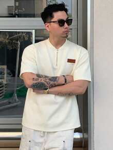 DAZY Camiseta blanca de manga corta para hombre con cuello redondo, media cartera y diseño de etiqueta en tela texturizada - Blanco - Ver 5
