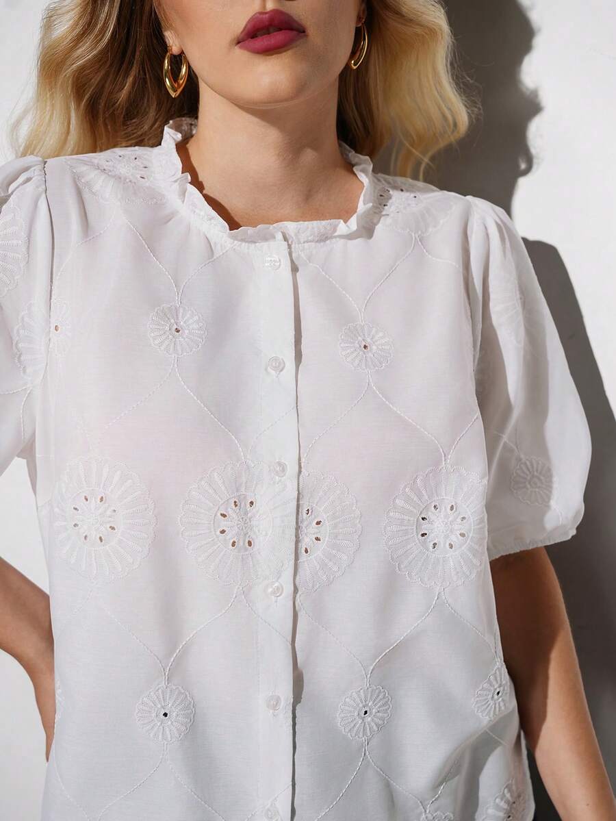 Maija Blusa nueva de verano con cuello redondo de volantes, botones delanteros, bordado hueco y mangas con diseño de pétalos - Blanco - Ver 1
