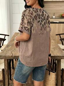 Weeklong Camisa de algodón y lino con cuello en V, manga corta, decoración de botones grandes, estampado de leopardo en tonos tierra claros, para uso casual, vacaciones, oficina, talla grande, primavera-verano - Caqui - Ver 2