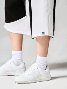 SUMWON 撞色篮球短裤侧边拼接设计运动风休闲夏季服饰 - 黑與白 - 查看 4