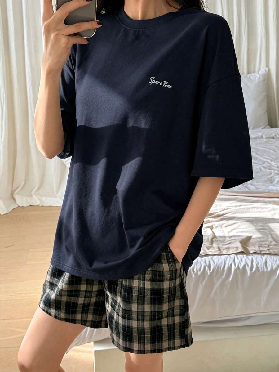 DAZY Bộ đồ ngủ nữ 2 món gồm áo thun in chữ dáng rộng và quần short kẻ caro, trang phục thường ngày mùa hè. - Màu xanh hải quân - Xem 1